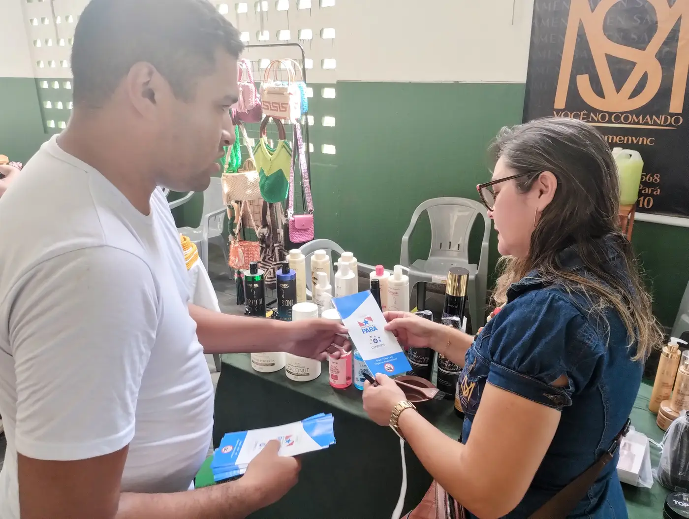 Distribuição de material de prevenção às drogas