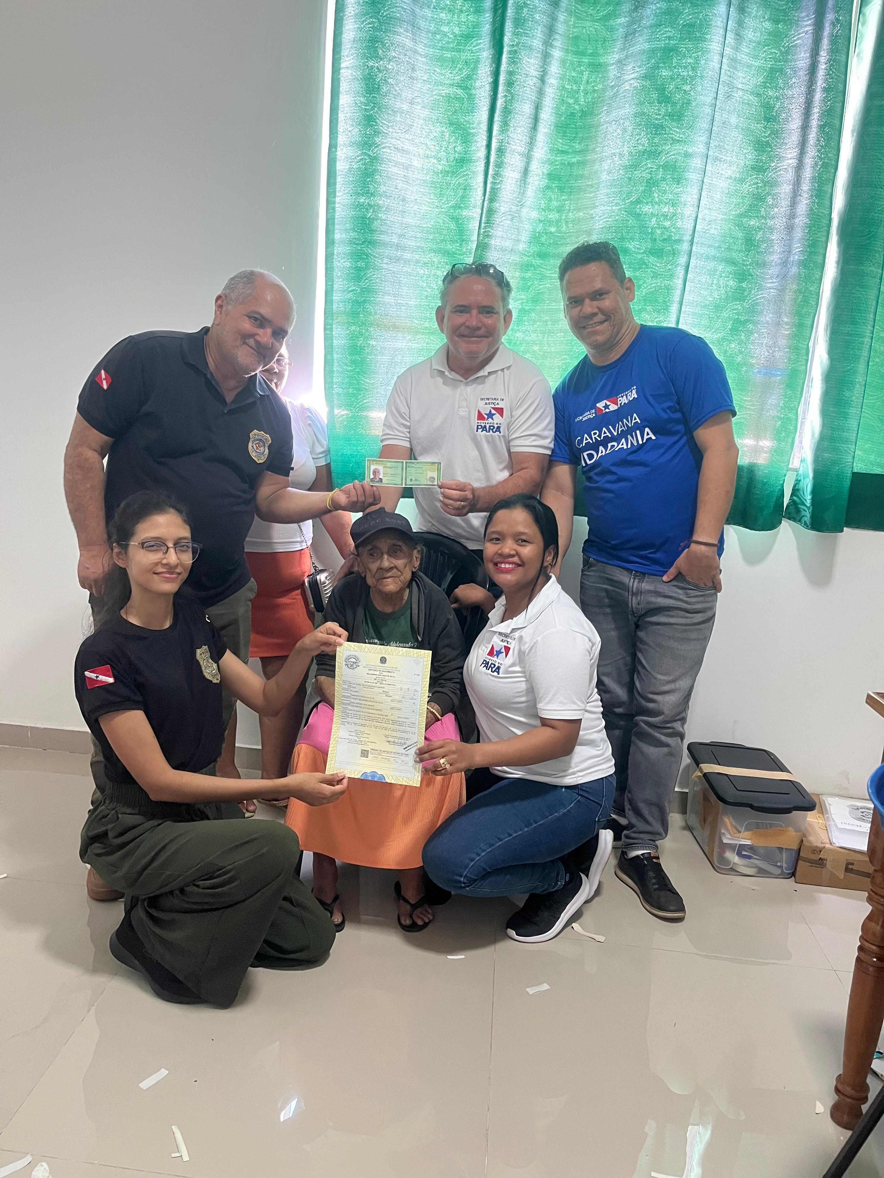 Equipe da Seju e dona Belarmina, que, aos 99 anos, conseguiu a certidão de nascimento e RG