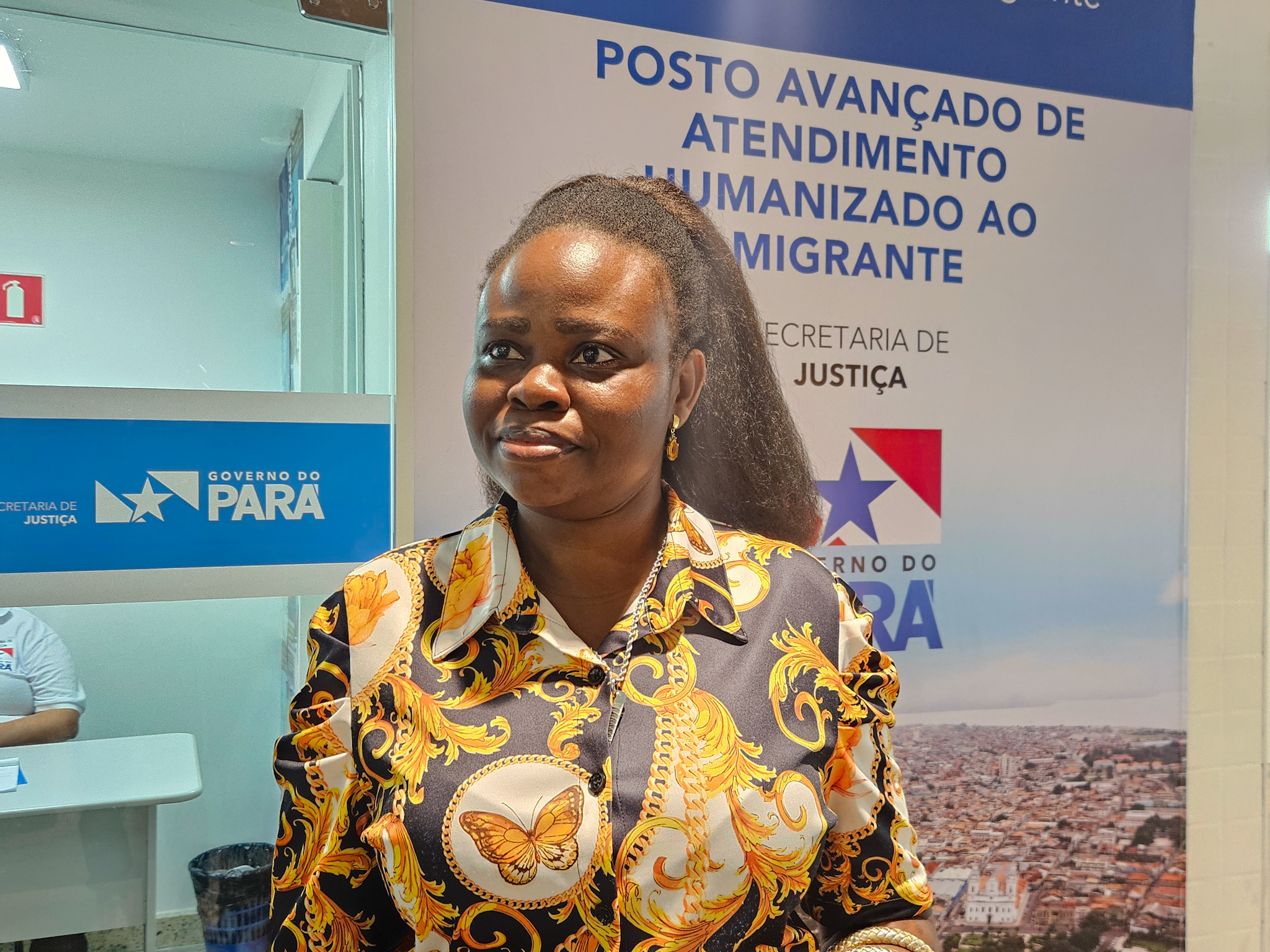  Melanie Mpaka Buba, natural da República do Congo, recebeu orientação sobre os procedimentos para atualizar sua documentação