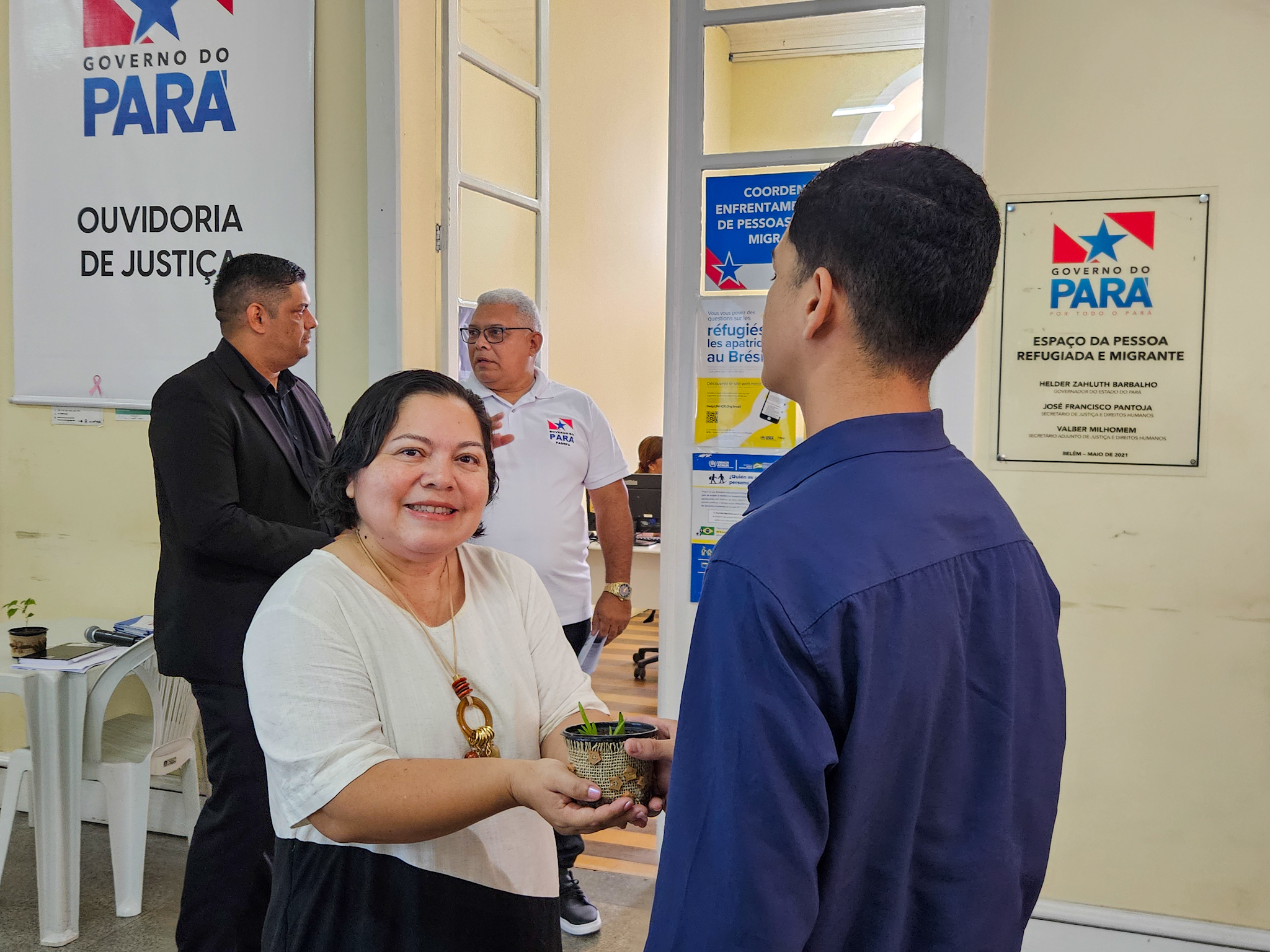 Cimara Vidal, ouvidora da Seju, participa da distribuição de mudas aos participantes