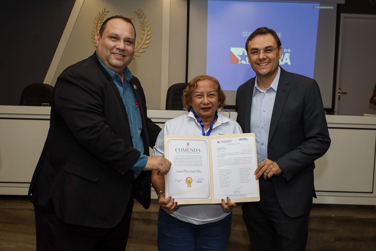 Secretário Evandro Garla (à dir.) durante as homenagens aos servidores