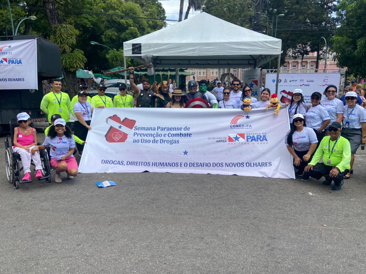 Equipe trabalhando na blitz educativa contra as drogas