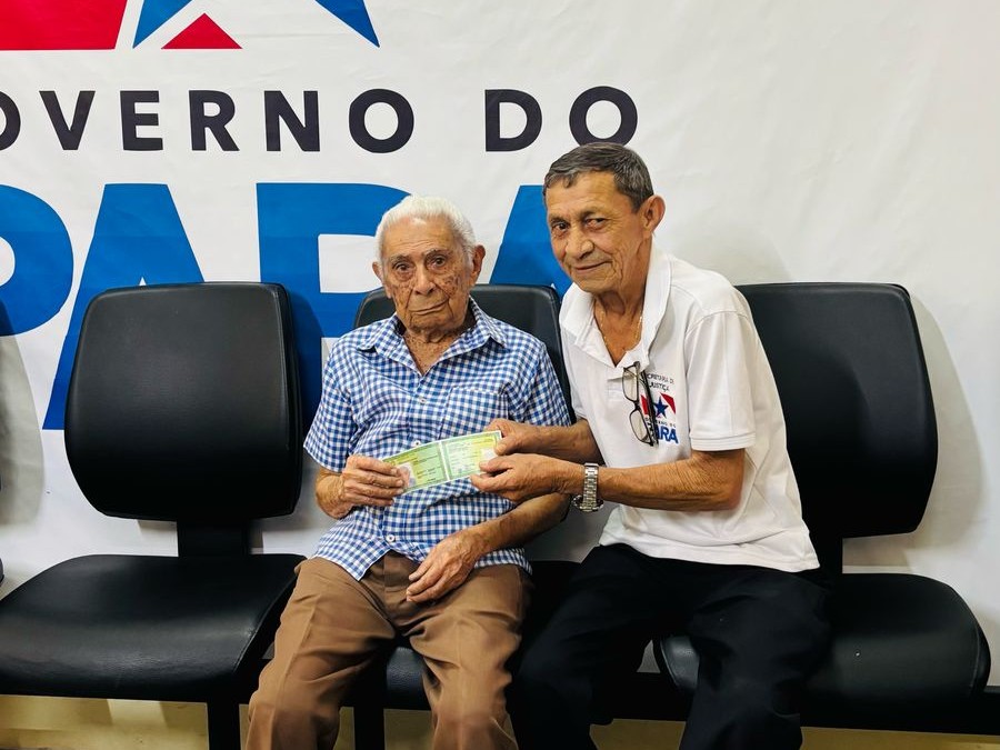 O aposentado Djalma Saraiva recebe nova via de RG na Seju
